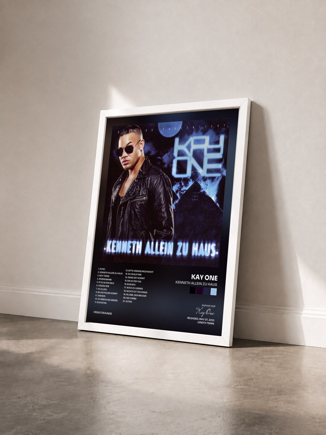 #blanc Tableau de l'album Kenneth allein zu Haus de Kay One vu de trois quarts, cadre blanc