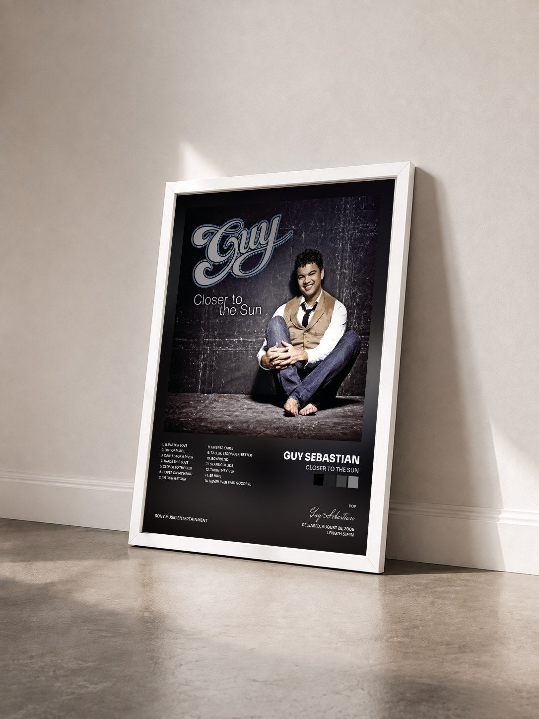 #blanc Tableau de l'album Closer To The Sun de Guy Sebastian vu de trois quarts, cadre blanc