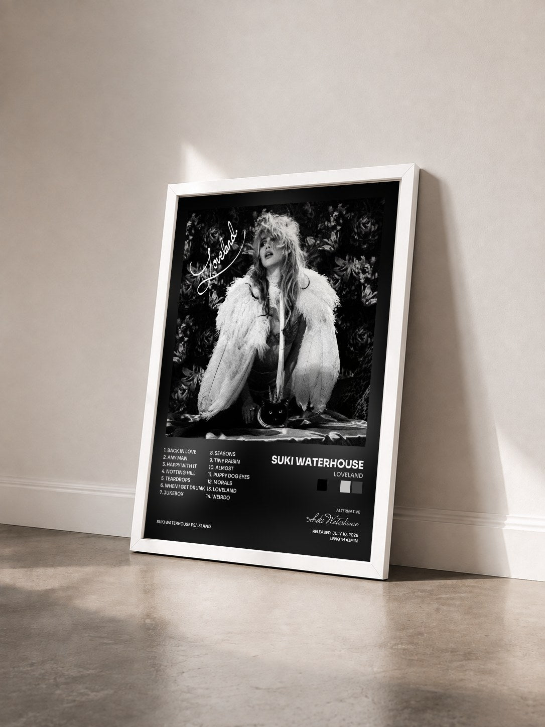#blanc Tableau de l'album Loveland de Suki Waterhouse vu de trois quarts, cadre blanc