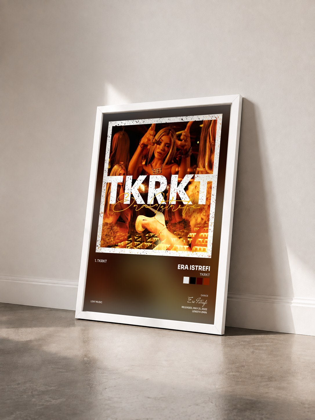 #blanc Tableau de l'album TKRKT de Era Istrefi vu de trois quarts, cadre blanc