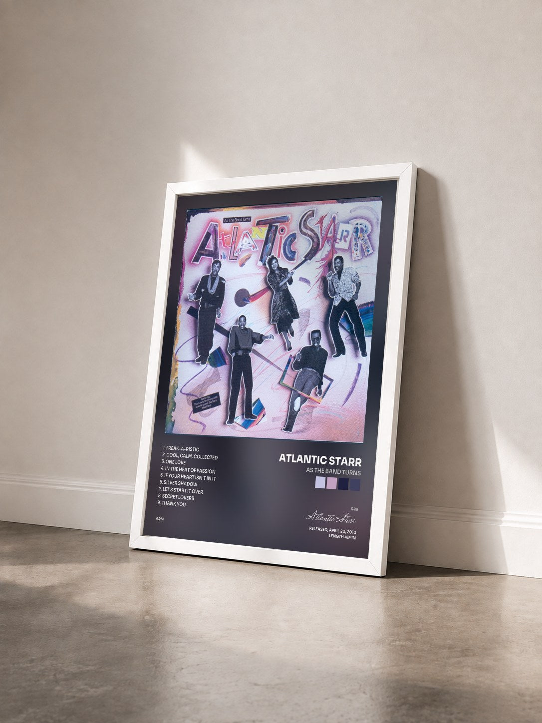 #blanc Tableau de l'album As The Band Turns de Atlantic Starr vu de trois quarts, cadre blanc