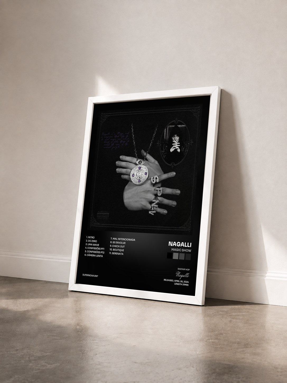 #blanc Tableau de l'album MAGIC SHOW de Nagalli vu de trois quarts, cadre blanc