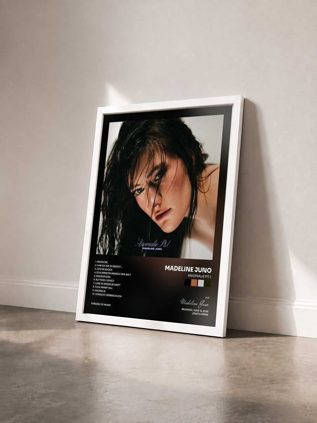 #blanc Tableau de l'album Anomalie Pt.1 de Madeline Juno vu de trois quarts, cadre blanc