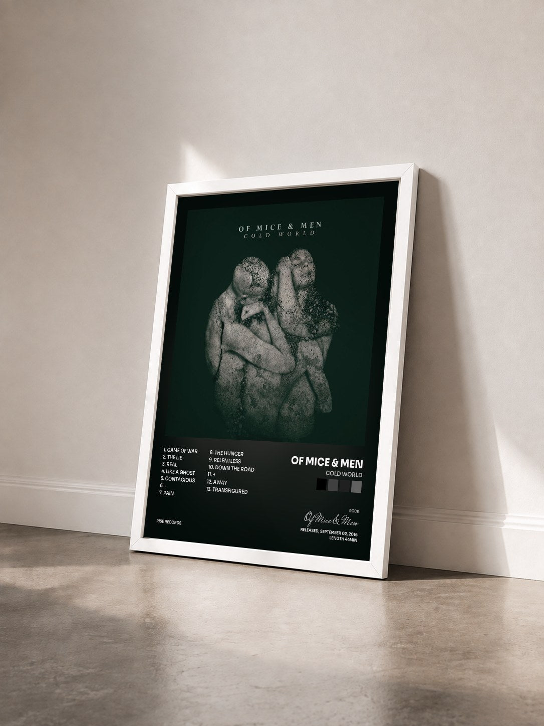 #blanc Tableau de l'album Cold World de Of Mice & Men vu de trois quarts, cadre blanc