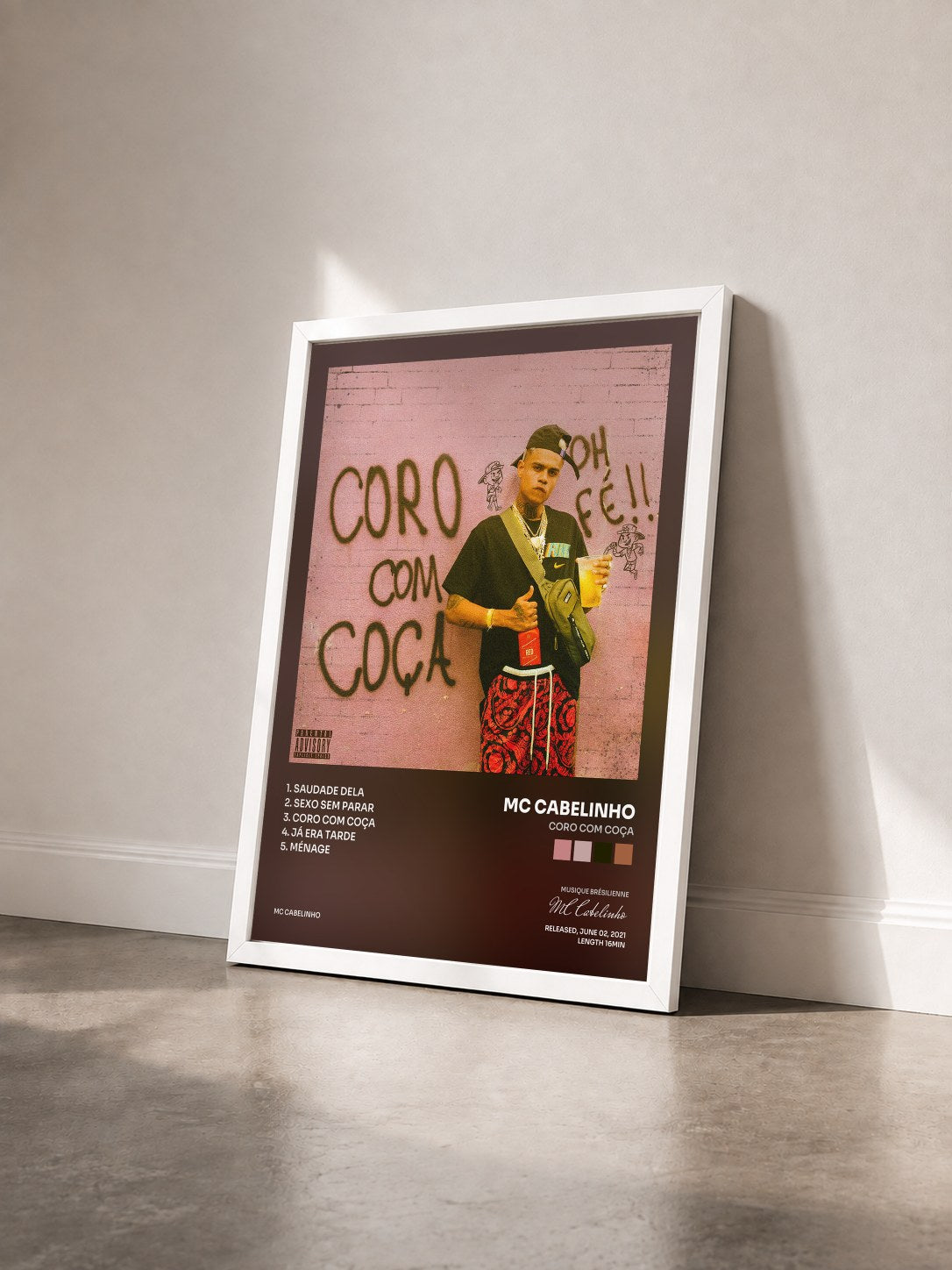 #blanc Tableau de l'album CORO COM COÇA de MC Cabelinho vu de trois quarts, cadre blanc