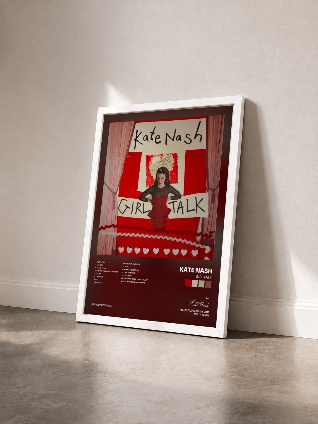 #blanc Tableau de l'album Girl Talk de Kate Nash vu de trois quarts, cadre blanc