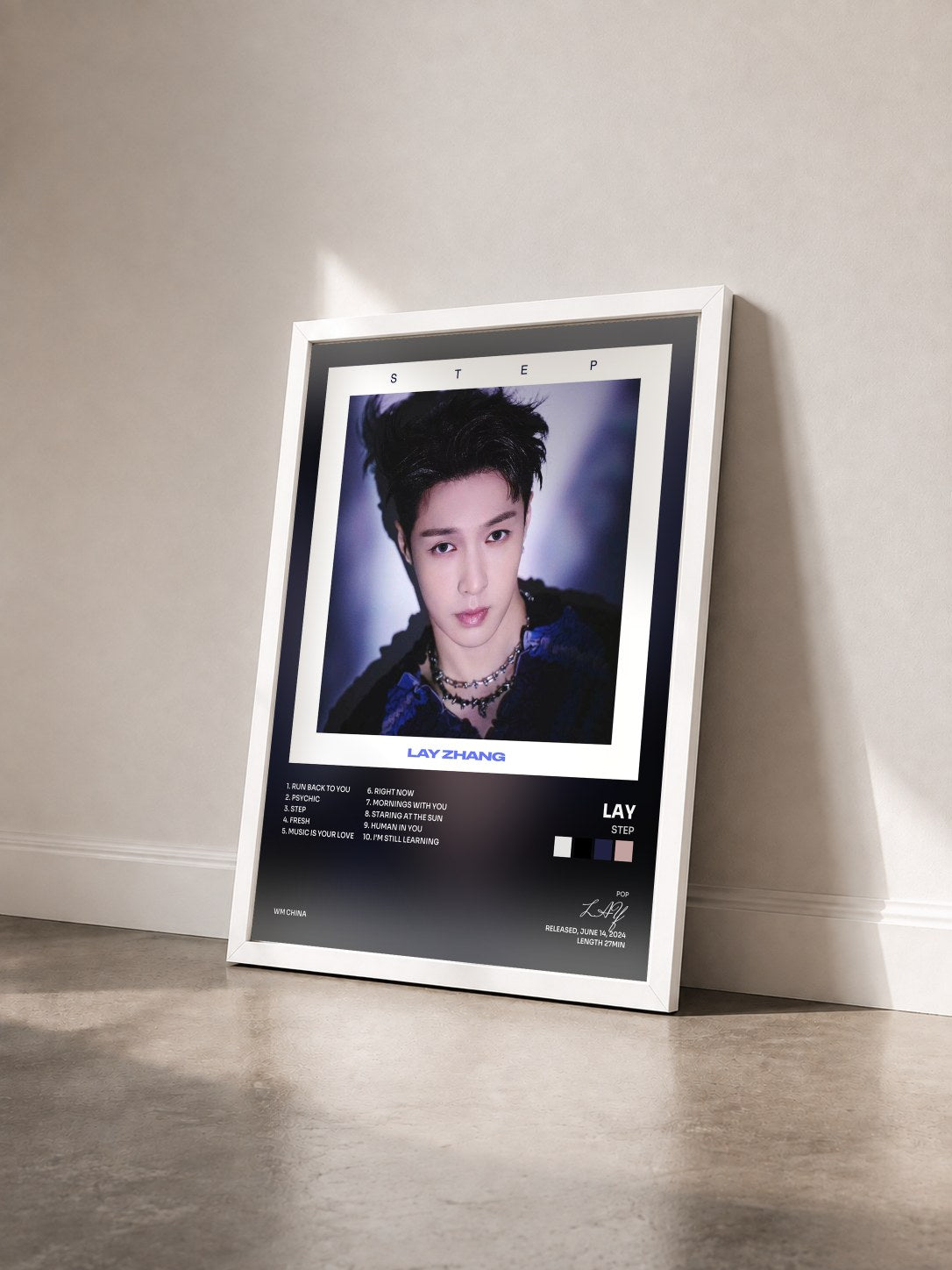 #blanc Tableau de l'album STEP de LAY vu de trois quarts, cadre blanc