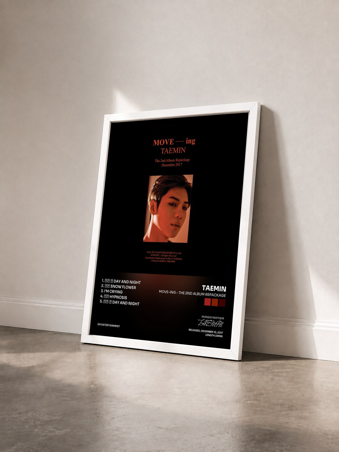 #blanc Tableau de l'album MOVE-ing - The 2nd Album Repackage de TAEMIN vu de trois quarts, cadre blanc