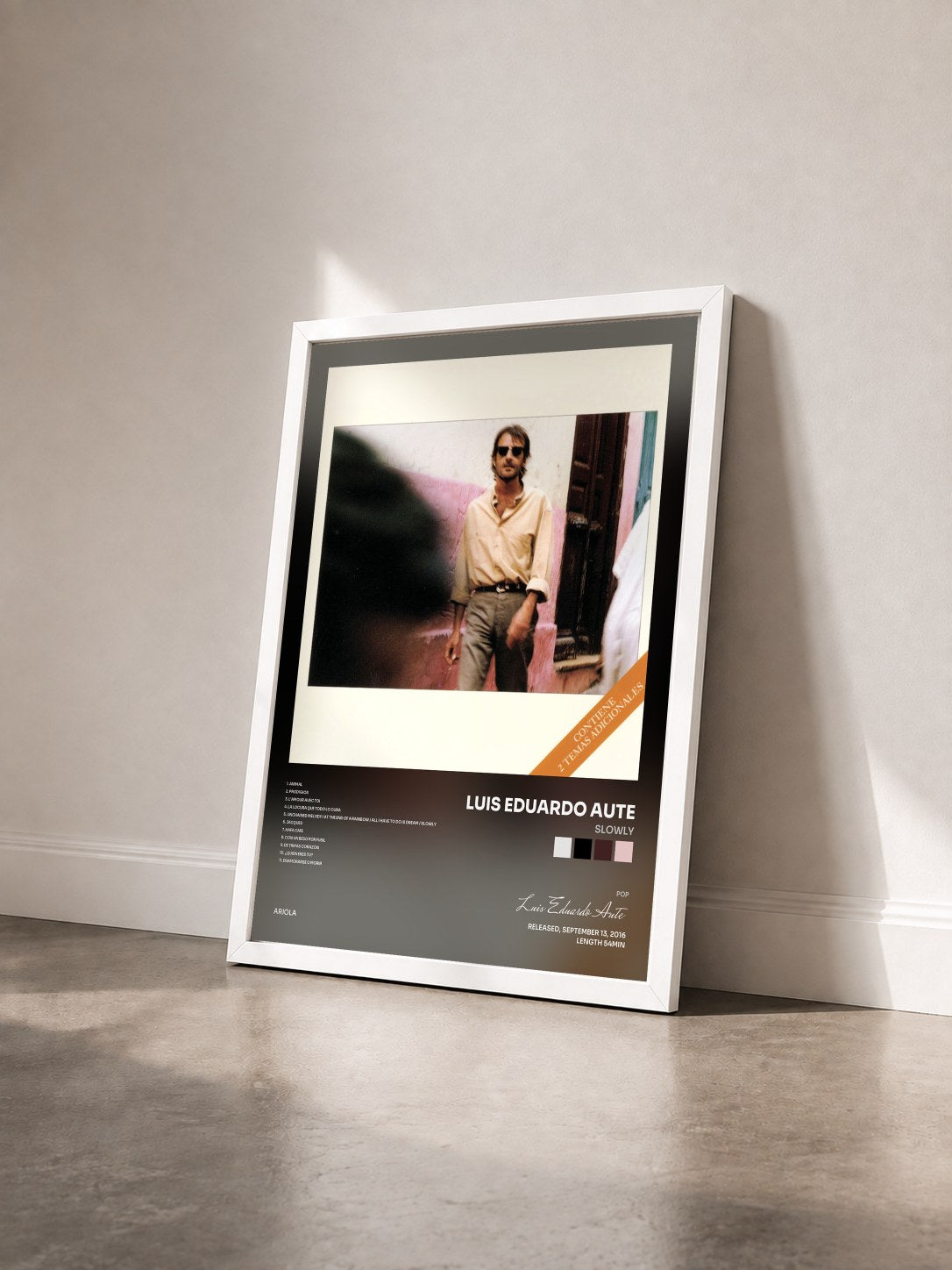 #blanc Tableau de l'album Slowly de Luis Eduardo Aute vu de trois quarts, cadre blanc