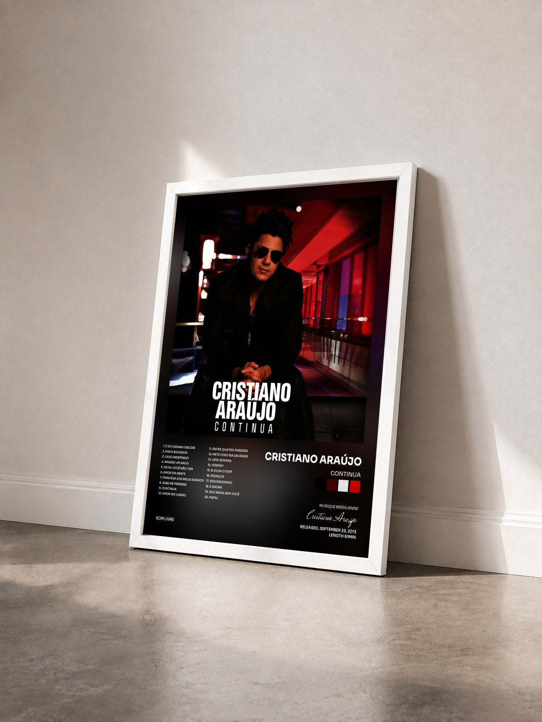 #blanc Tableau de l'album Continua de Cristiano Araújo vu de trois quarts, cadre blanc