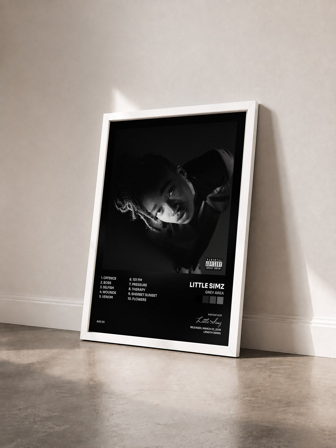 #blanc Tableau de l'album GREY Area de Little Simz vu de trois quarts, cadre blanc