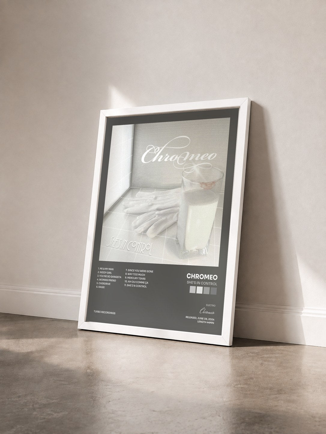 #blanc Tableau de l'album She's in Control de Chromeo vu de trois quarts, cadre blanc