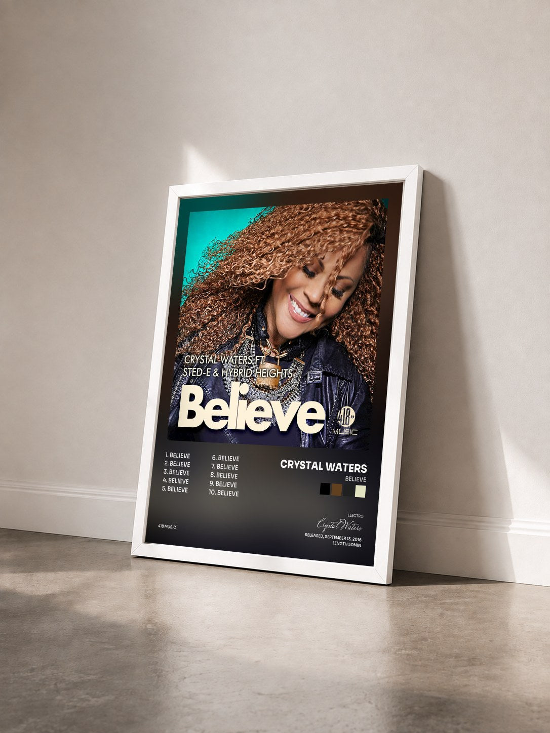 #blanc Tableau de l'album Believe de Crystal Waters vu de trois quarts, cadre blanc