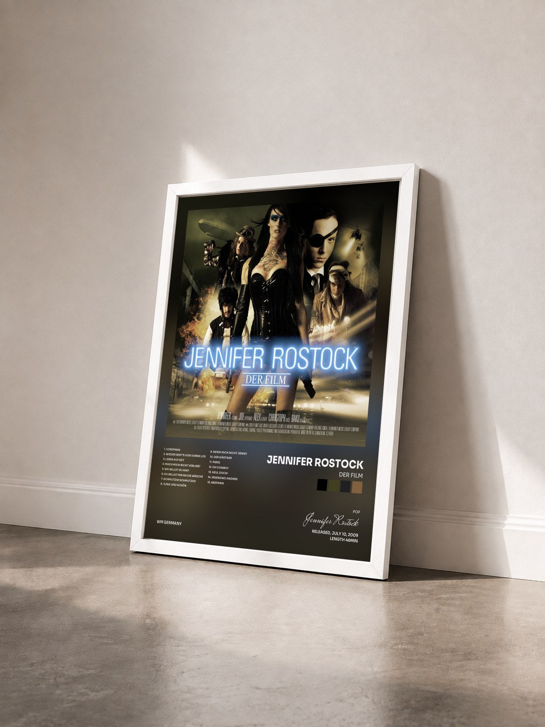 #blanc Tableau de l'album Der Film de Jennifer Rostock vu de trois quarts, cadre blanc