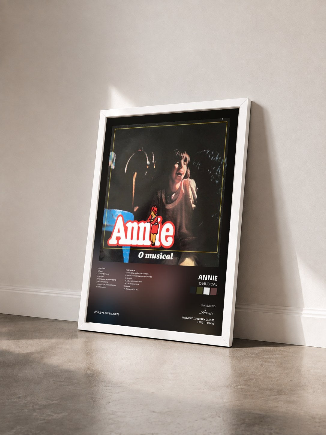 #blanc Tableau de l'album O Musical de Annie vu de trois quarts, cadre blanc