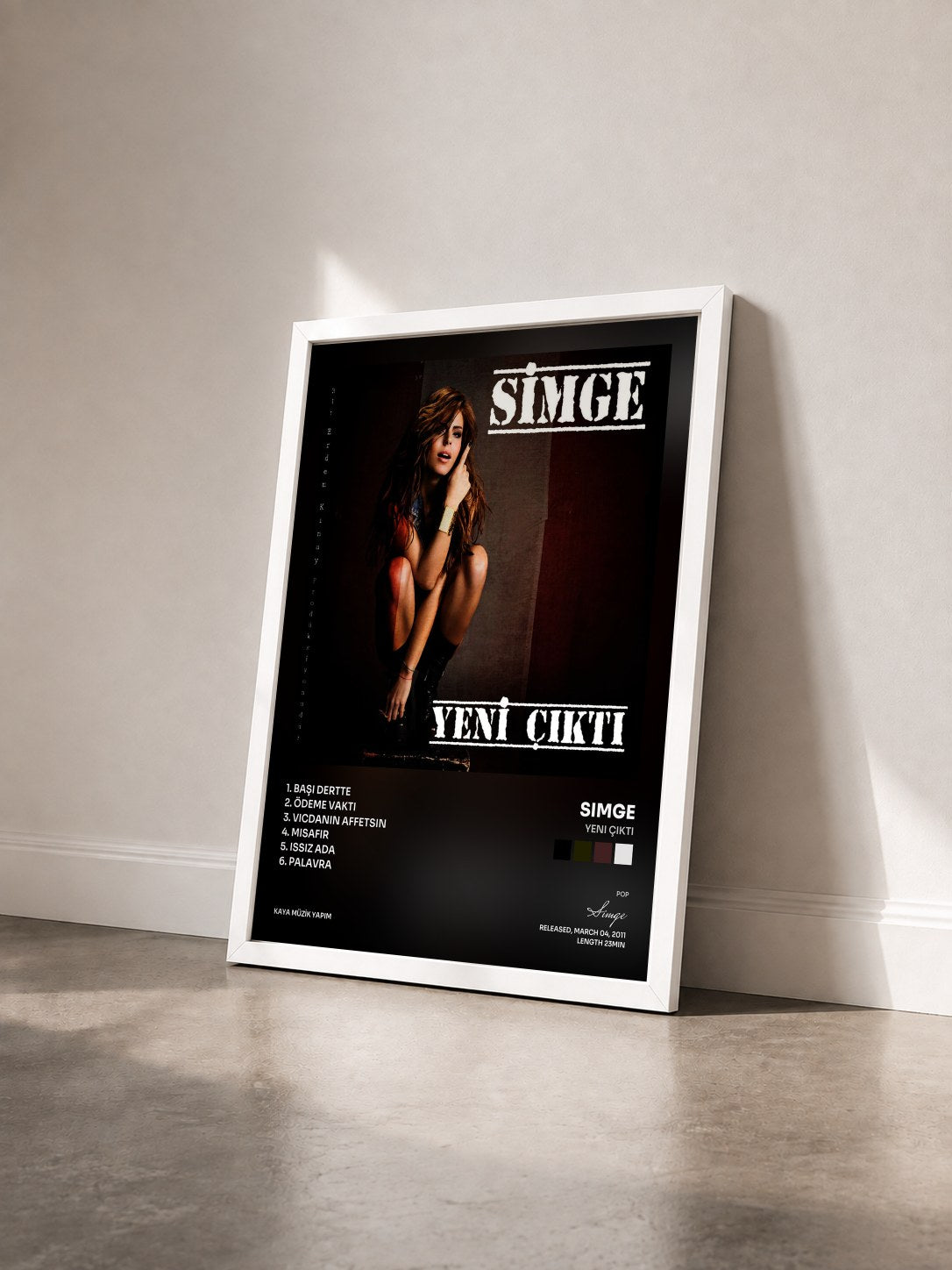#blanc Tableau de l'album Yeni Çıktı de Simge vu de trois quarts, cadre blanc