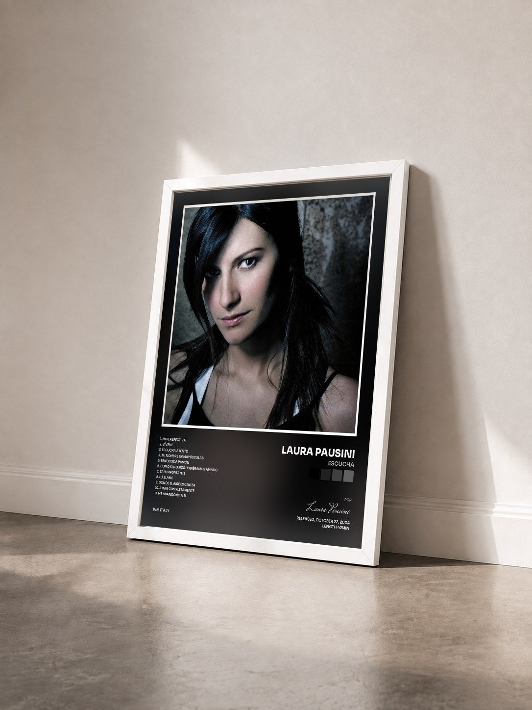#blanc Tableau de l'album Escucha de Laura Pausini vu de trois quarts, cadre blanc