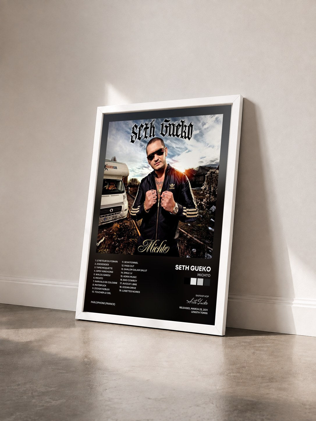 #blanc Tableau de l'album Michto de Seth Gueko vu de trois quarts, cadre blanc
