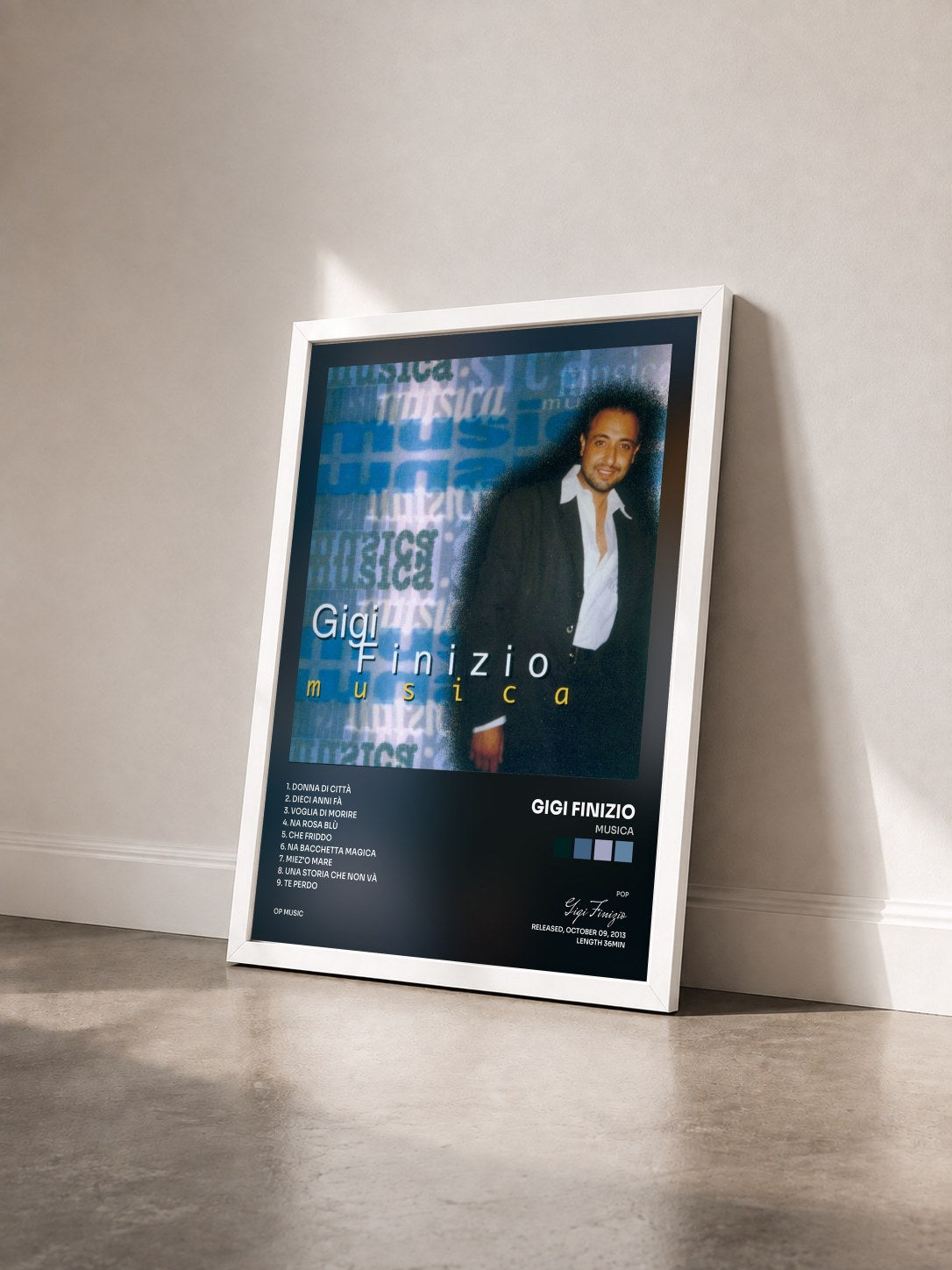 #blanc Tableau de l'album Musica de Gigi Finizio vu de trois quarts, cadre blanc
