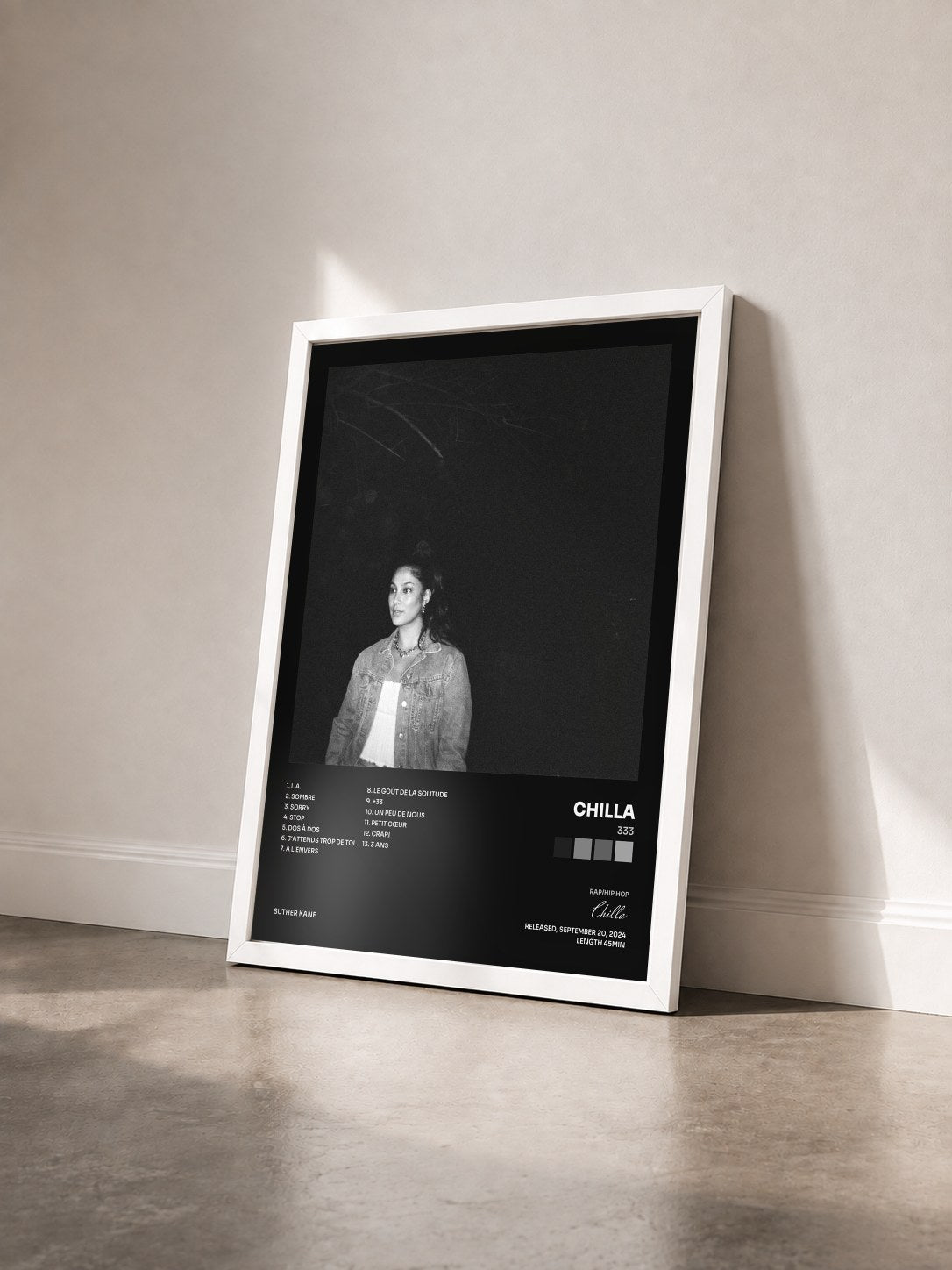 #blanc Tableau de l'album 333 de Chilla vu de trois quarts, cadre blanc