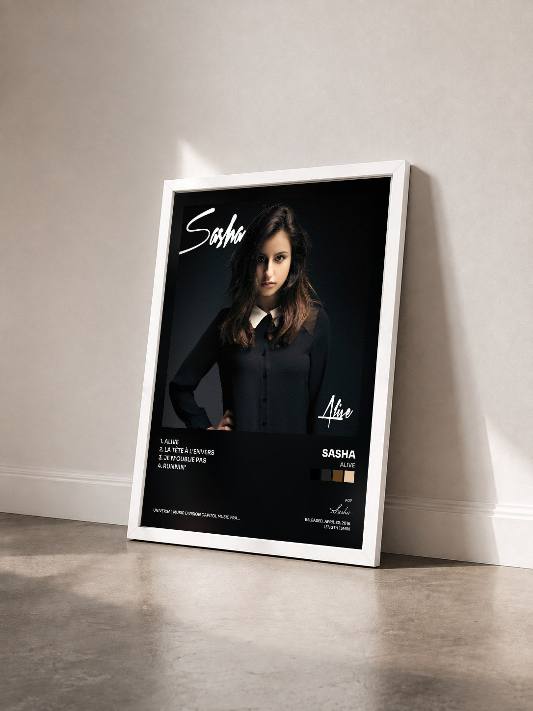 #blanc Tableau de l'album Alive de Sasha vu de trois quarts, cadre blanc