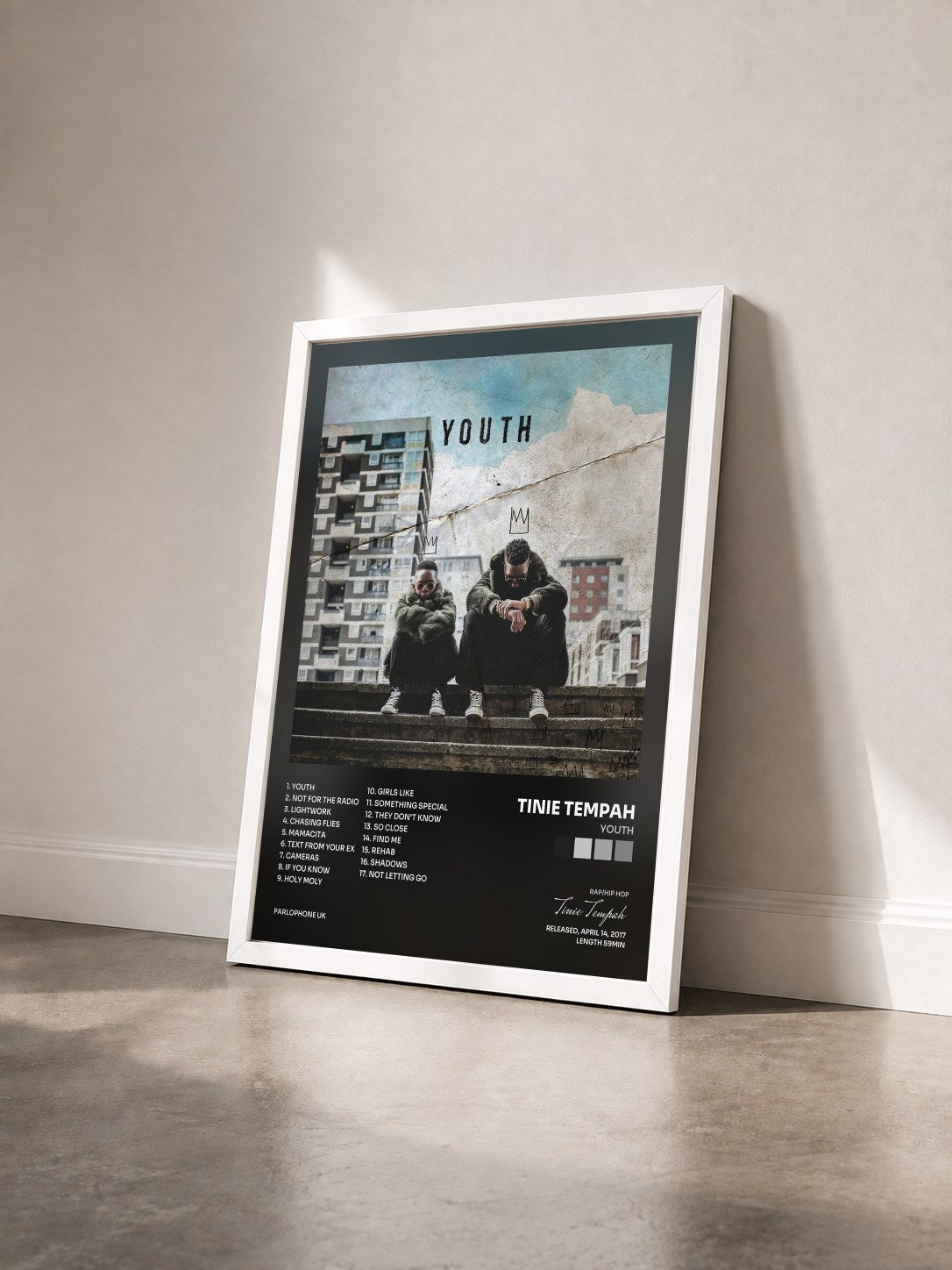 #blanc Tableau de l'album YOUTH de Tinie Tempah vu de trois quarts, cadre blanc