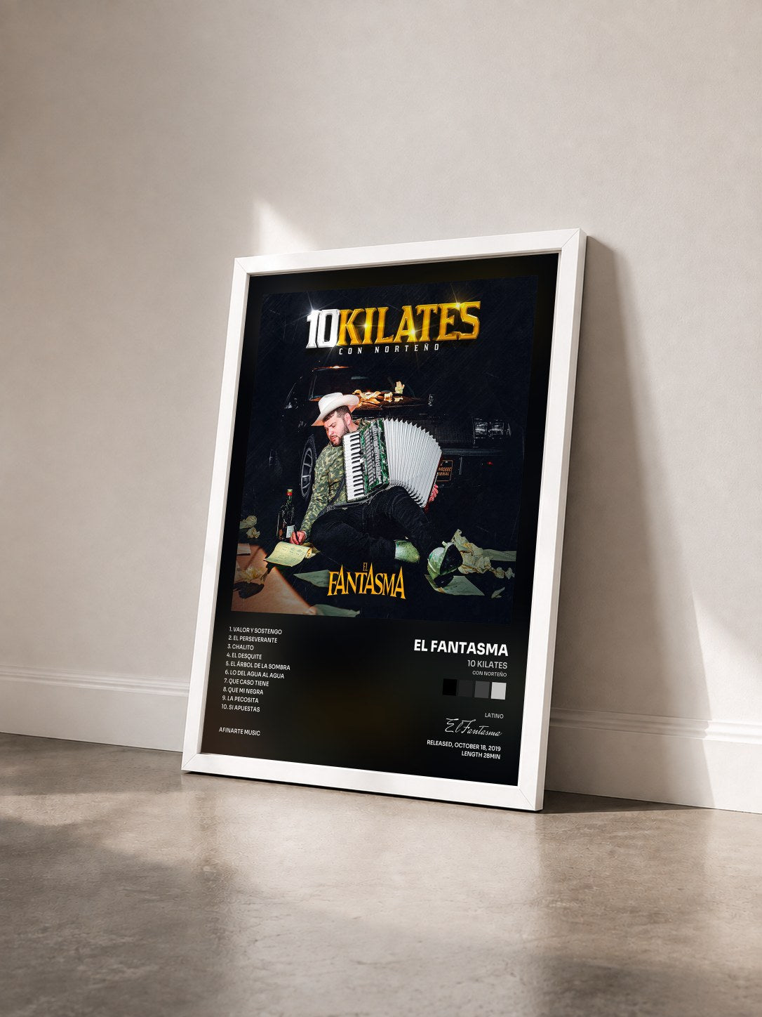 #blanc Tableau de l'album 10 Kilates (Con Norteño) de El Fantasma vu de trois quarts, cadre blanc