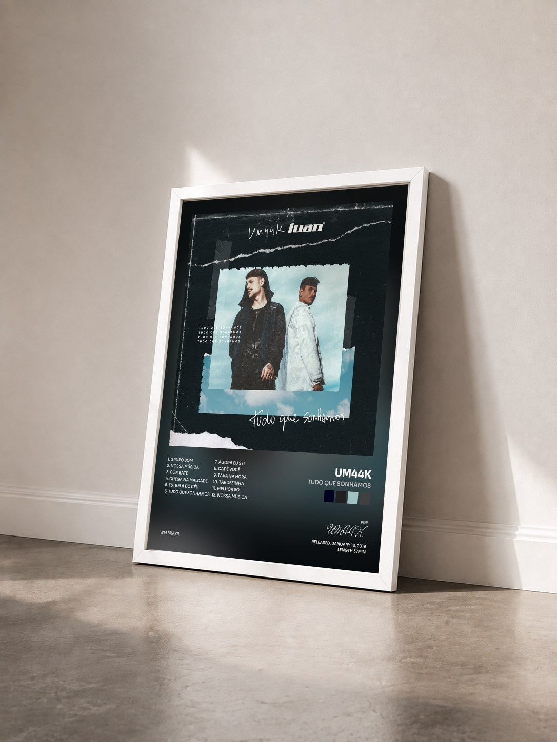 #blanc Tableau de l'album Tudo que sonhamos de UM44K vu de trois quarts, cadre blanc