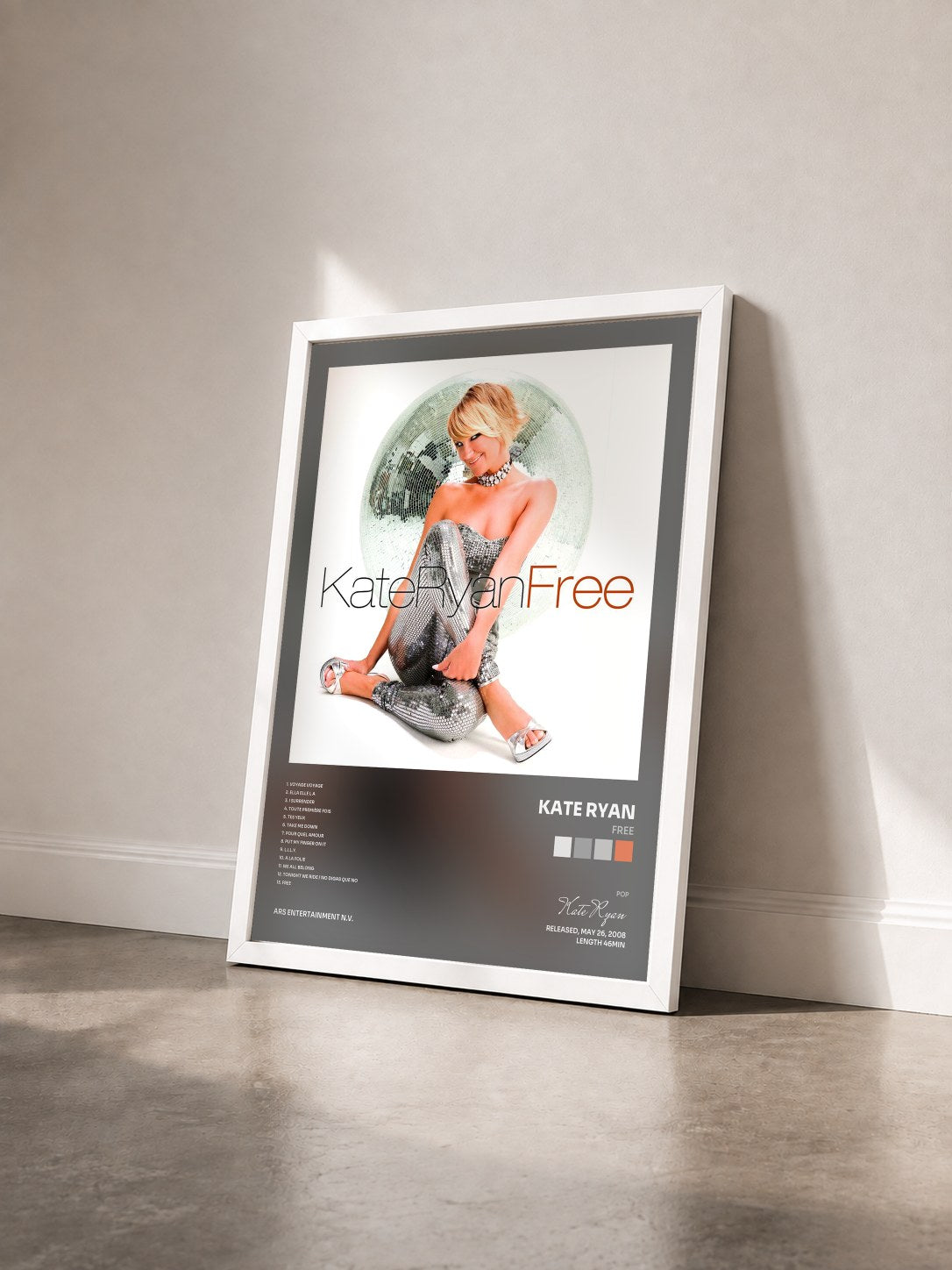 #blanc Tableau de l'album Free de Kate Ryan vu de trois quarts, cadre blanc