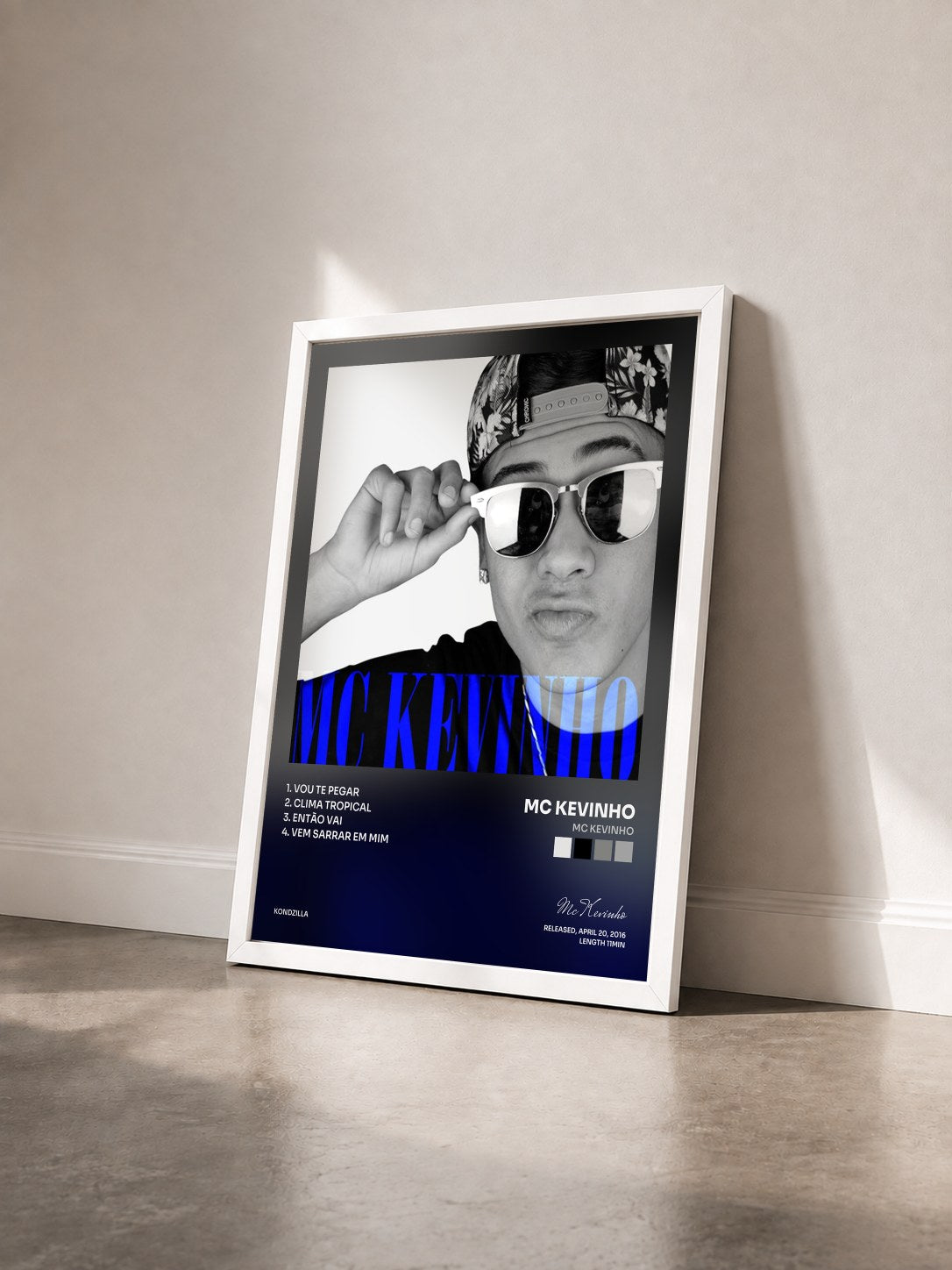 #blanc Tableau de l'album Mc Kevinho de Mc Kevinho vu de trois quarts, cadre blanc