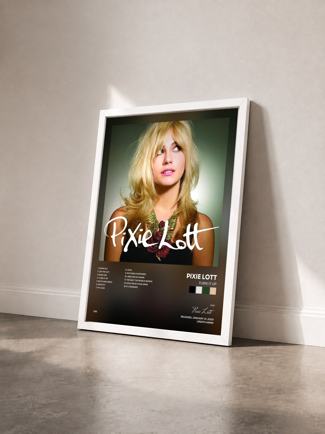 #blanc Tableau de l'album Turn It Up de Pixie Lott vu de trois quarts, cadre blanc