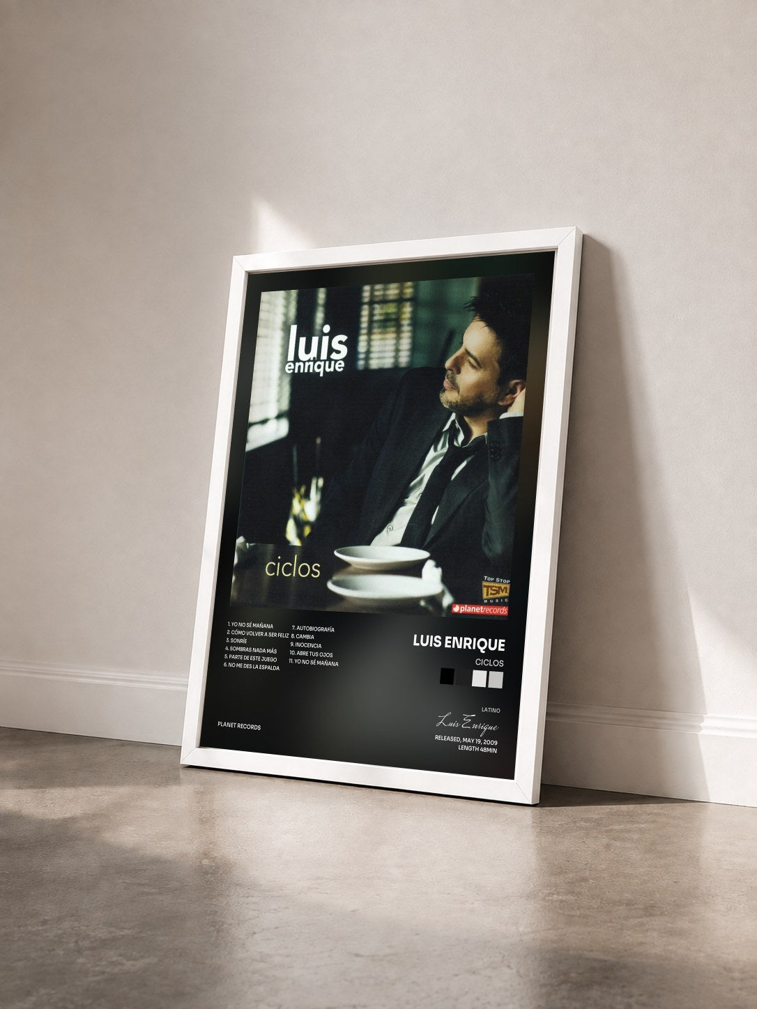 #blanc Tableau de l'album Ciclos de Luis Enrique vu de trois quarts, cadre blanc