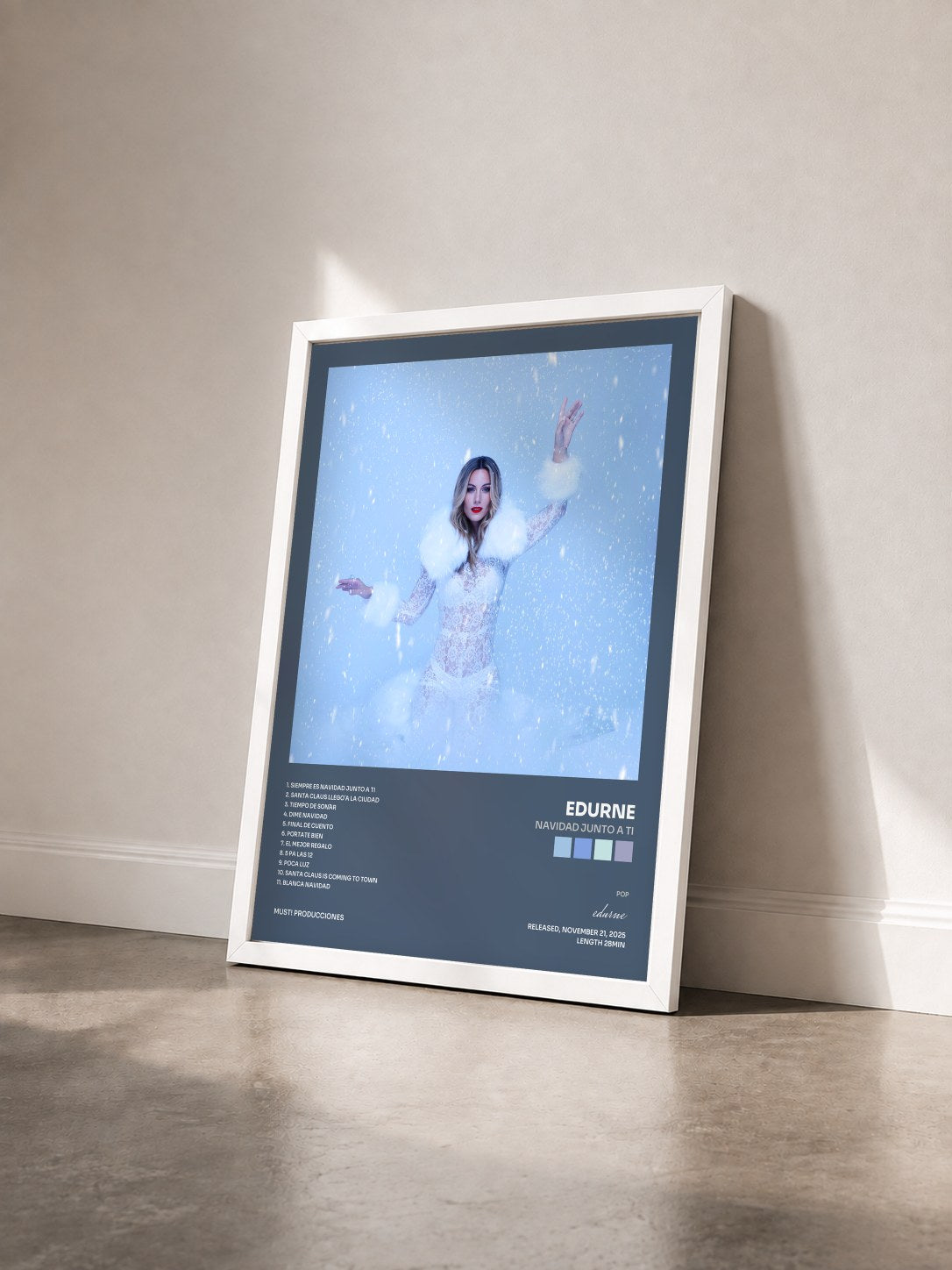 #blanc Tableau de l'album Navidad junto a ti de edurne vu de trois quarts, cadre blanc
