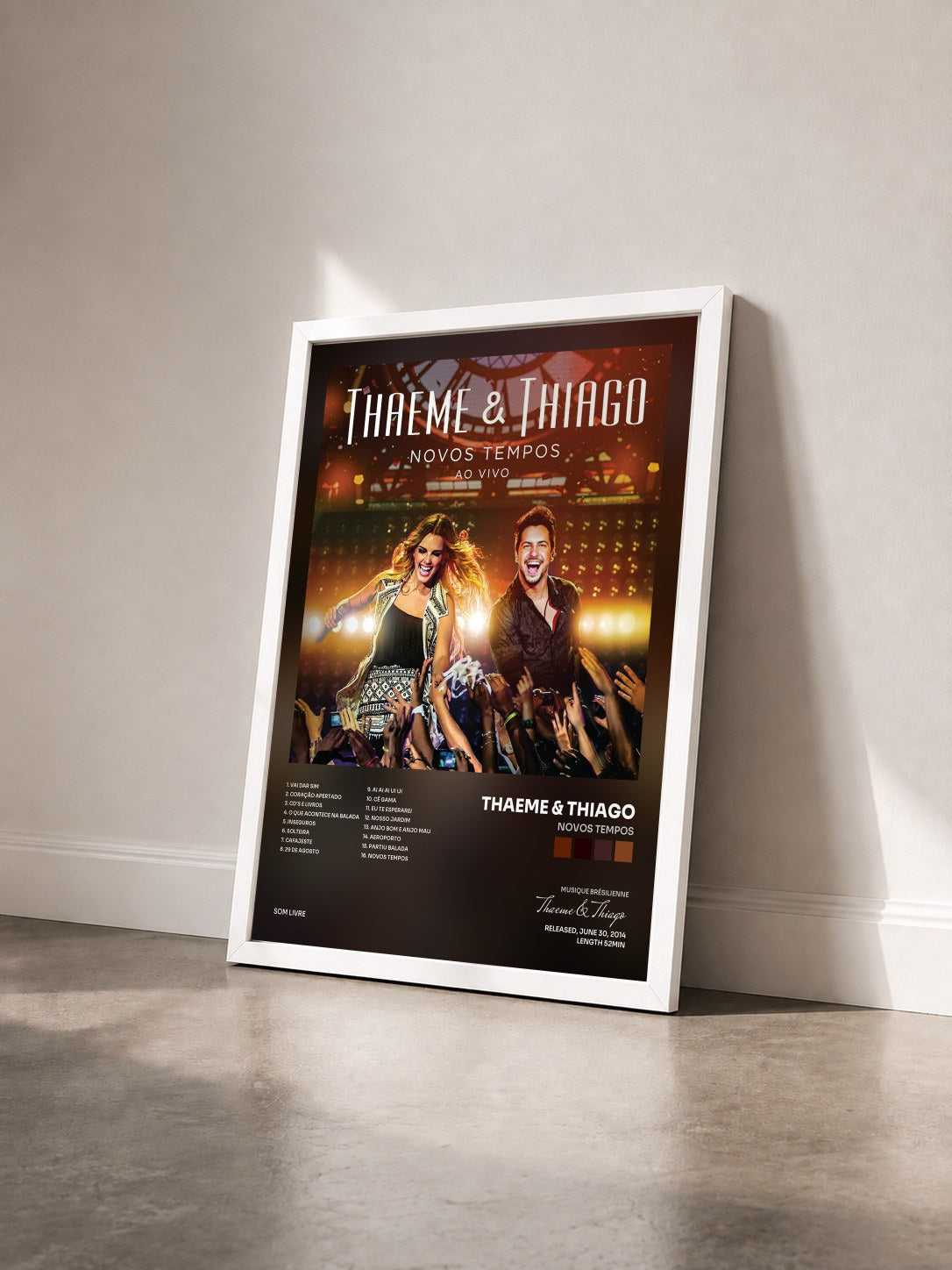 #blanc Tableau de l'album Novos Tempos de Thaeme & Thiago vu de trois quarts, cadre blanc