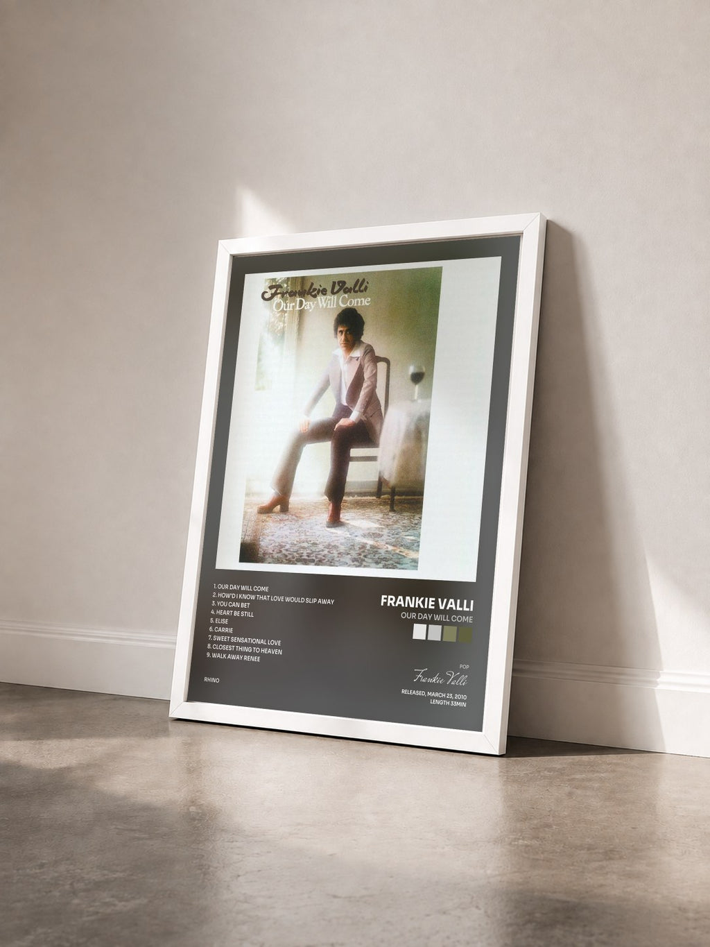 #blanc Tableau de l'album Our Day Will Come de Frankie Valli vu de trois quarts, cadre blanc