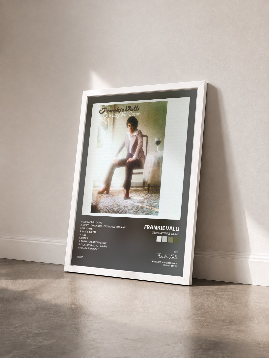 #blanc Tableau de l'album Our Day Will Come de Frankie Valli vu de trois quarts, cadre blanc