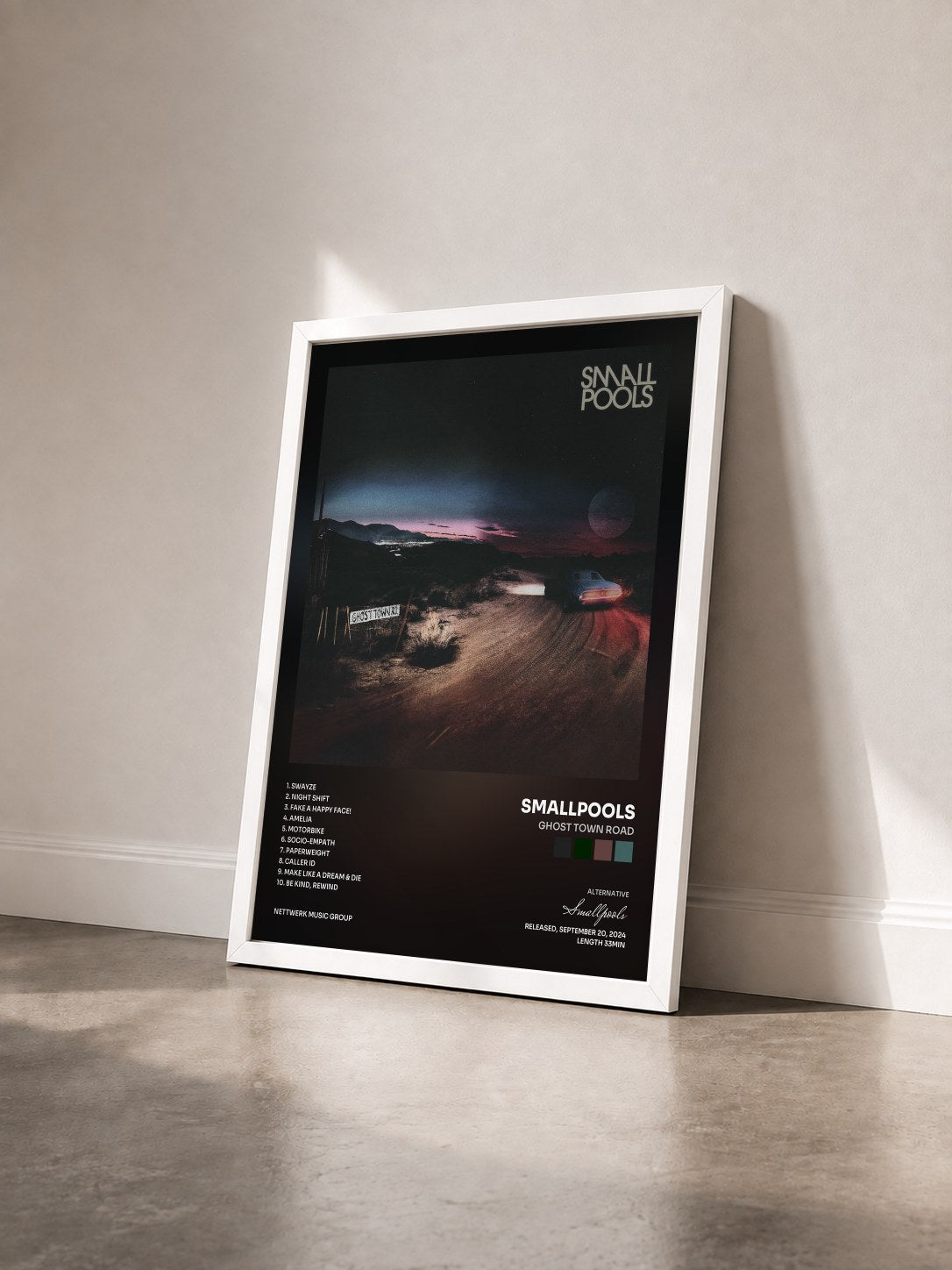 #blanc Tableau de l'album Ghost Town Road de Smallpools vu de trois quarts, cadre blanc