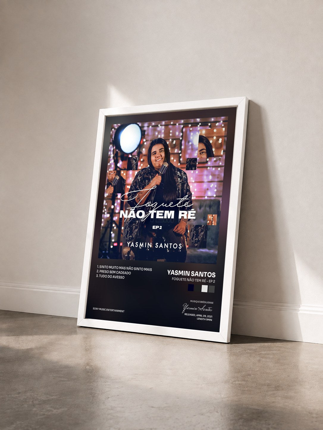 #blanc Tableau de l'album Foguete Não Tem Ré - EP 2 de Yasmin Santos vu de trois quarts, cadre blanc