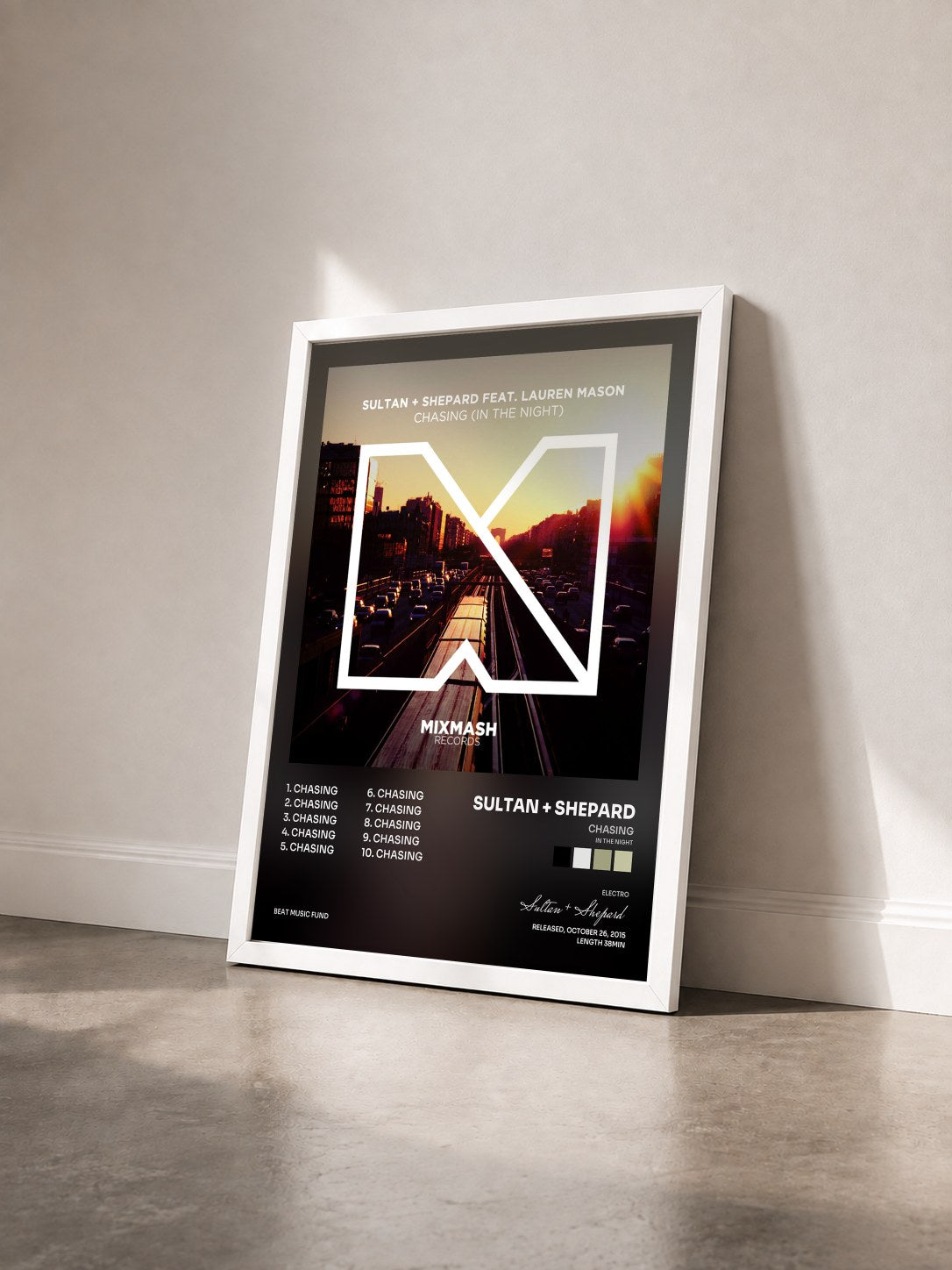#blanc Tableau de l'album Chasing (In The Night) de Sultan + Shepard vu de trois quarts, cadre blanc