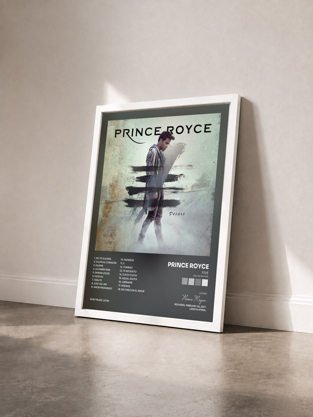 #blanc Tableau de l'album FIVE (Deluxe Edition) de Prince Royce vu de trois quarts, cadre blanc