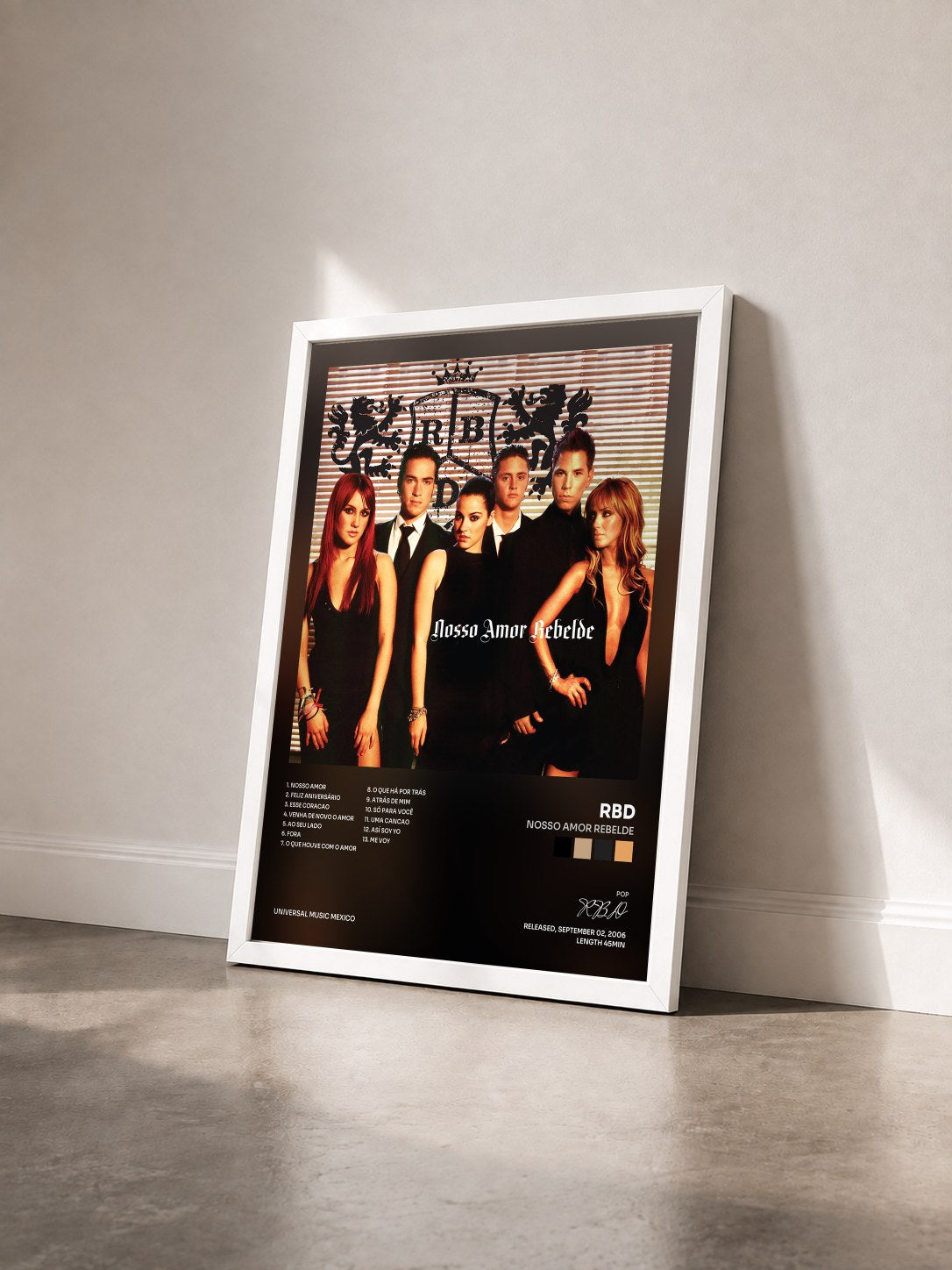 #blanc Tableau de l'album Nosso Amor Rebelde de RBD vu de trois quarts, cadre blanc