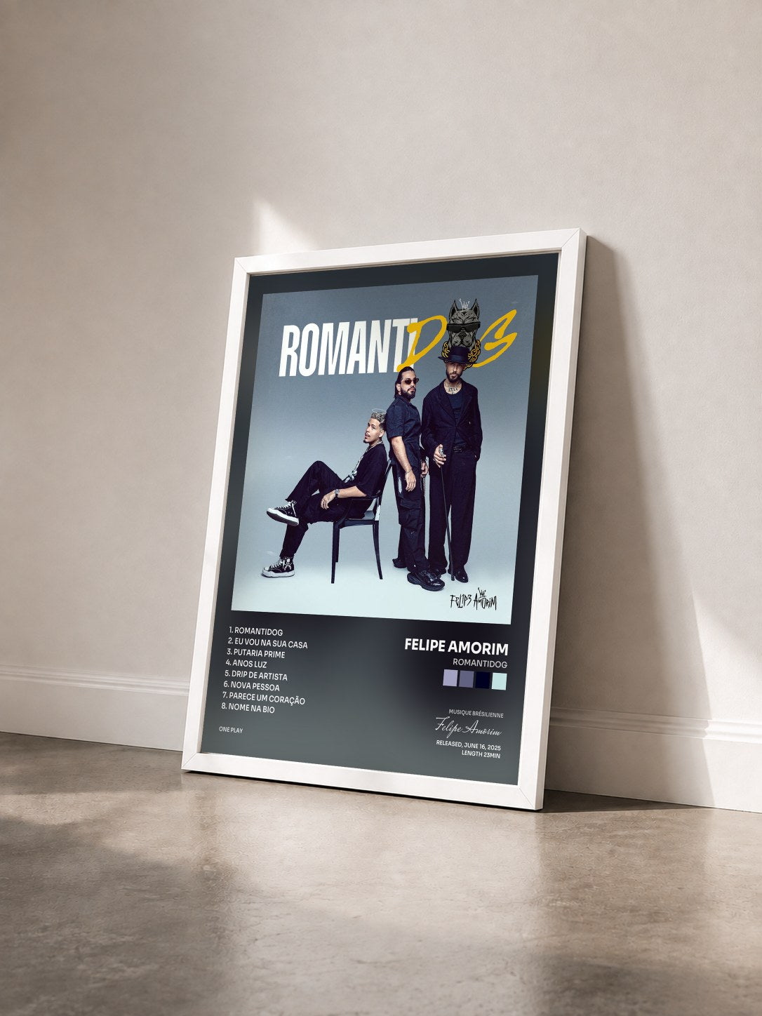 #blanc Tableau de l'album RomantiDog de Felipe Amorim vu de trois quarts, cadre blanc
