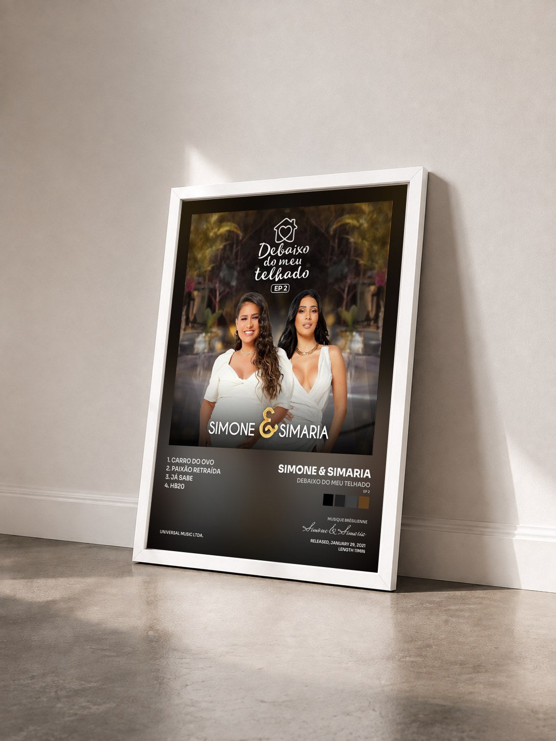 #blanc Tableau de l'album Debaixo Do Meu Telhado (EP 2) de Simone & Simaria vu de trois quarts, cadre blanc