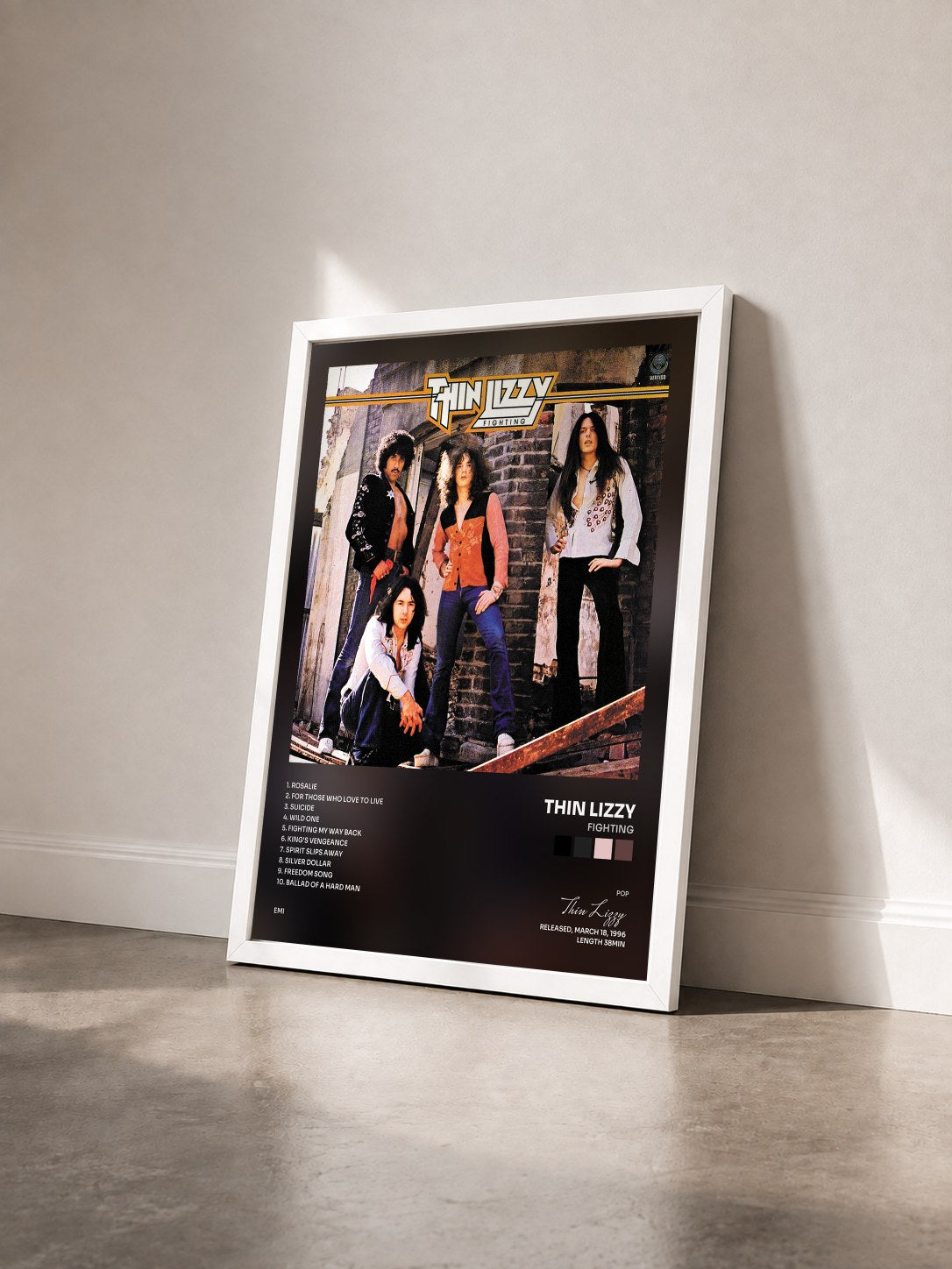 #blanc Tableau de l'album Fighting de Thin Lizzy vu de trois quarts, cadre blanc
