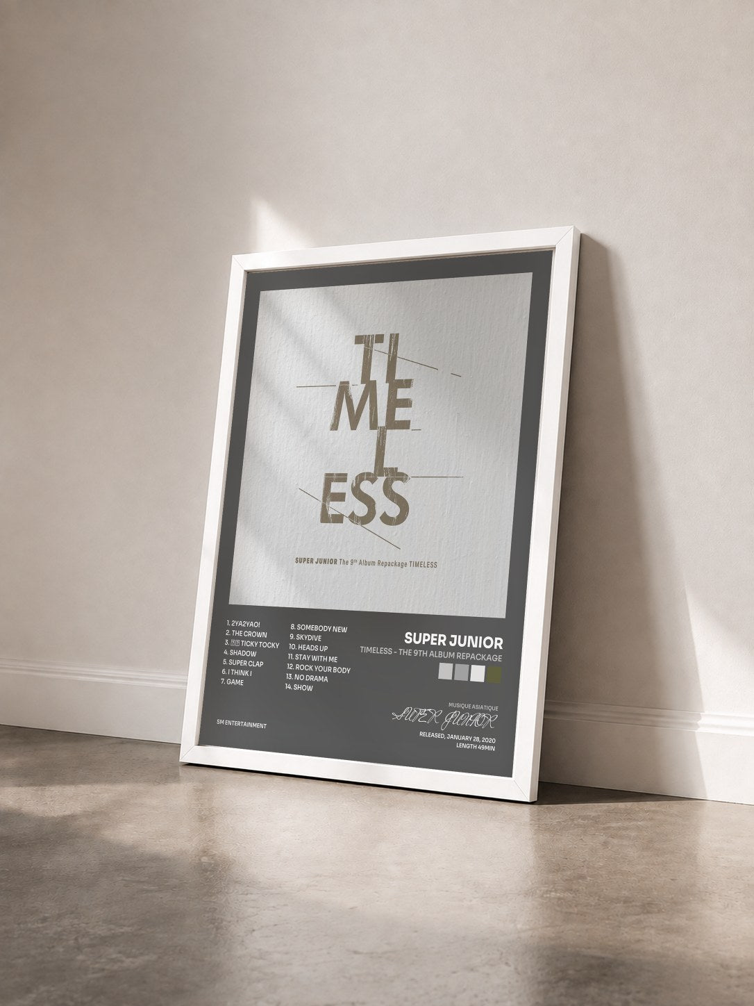 #blanc Tableau de l'album TIMELESS - The 9th Album Repackage de SUPER JUNIOR vu de trois quarts, cadre blanc