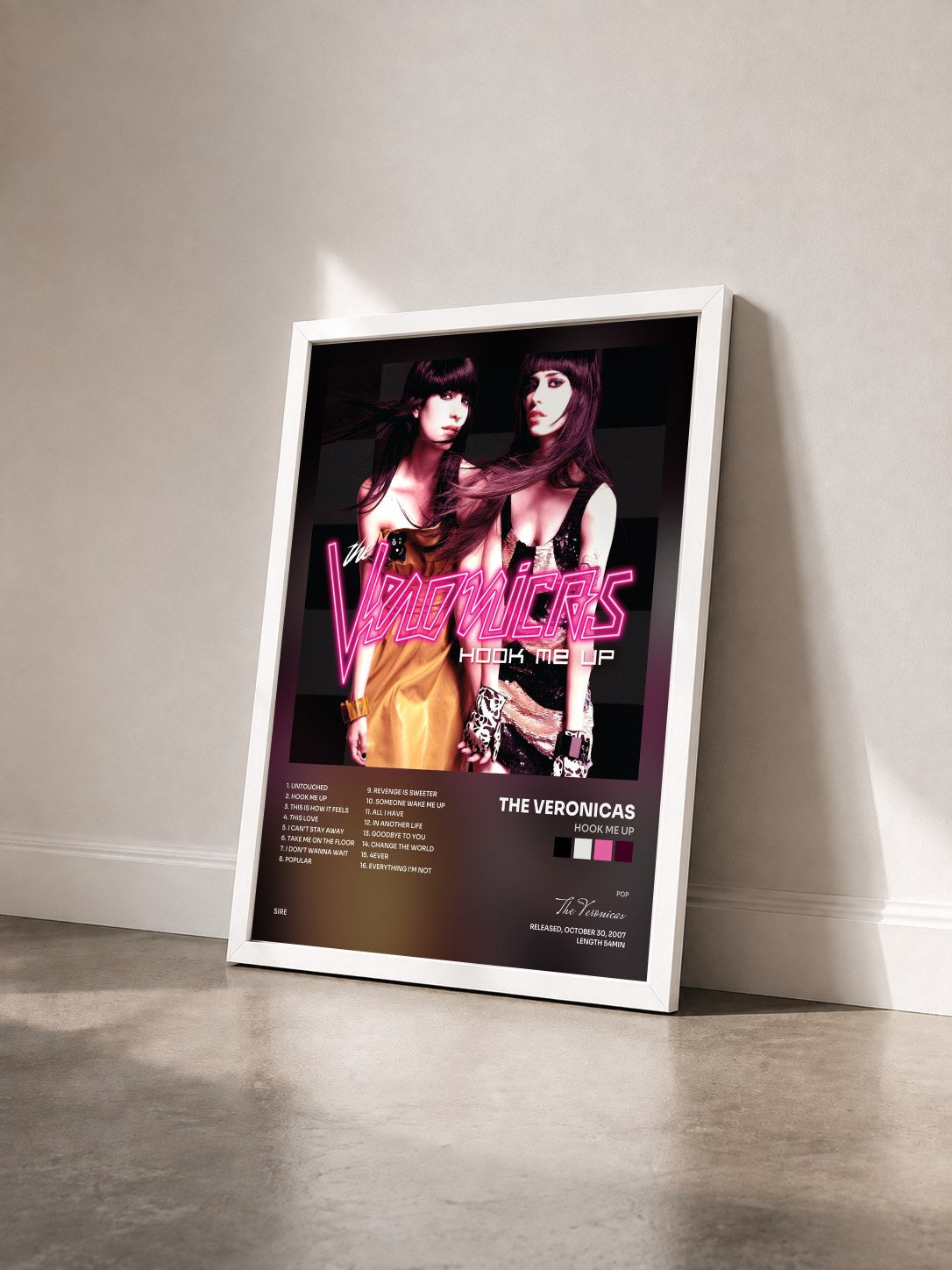 #blanc Tableau de l'album Hook Me Up de The Veronicas vu de trois quarts, cadre blanc