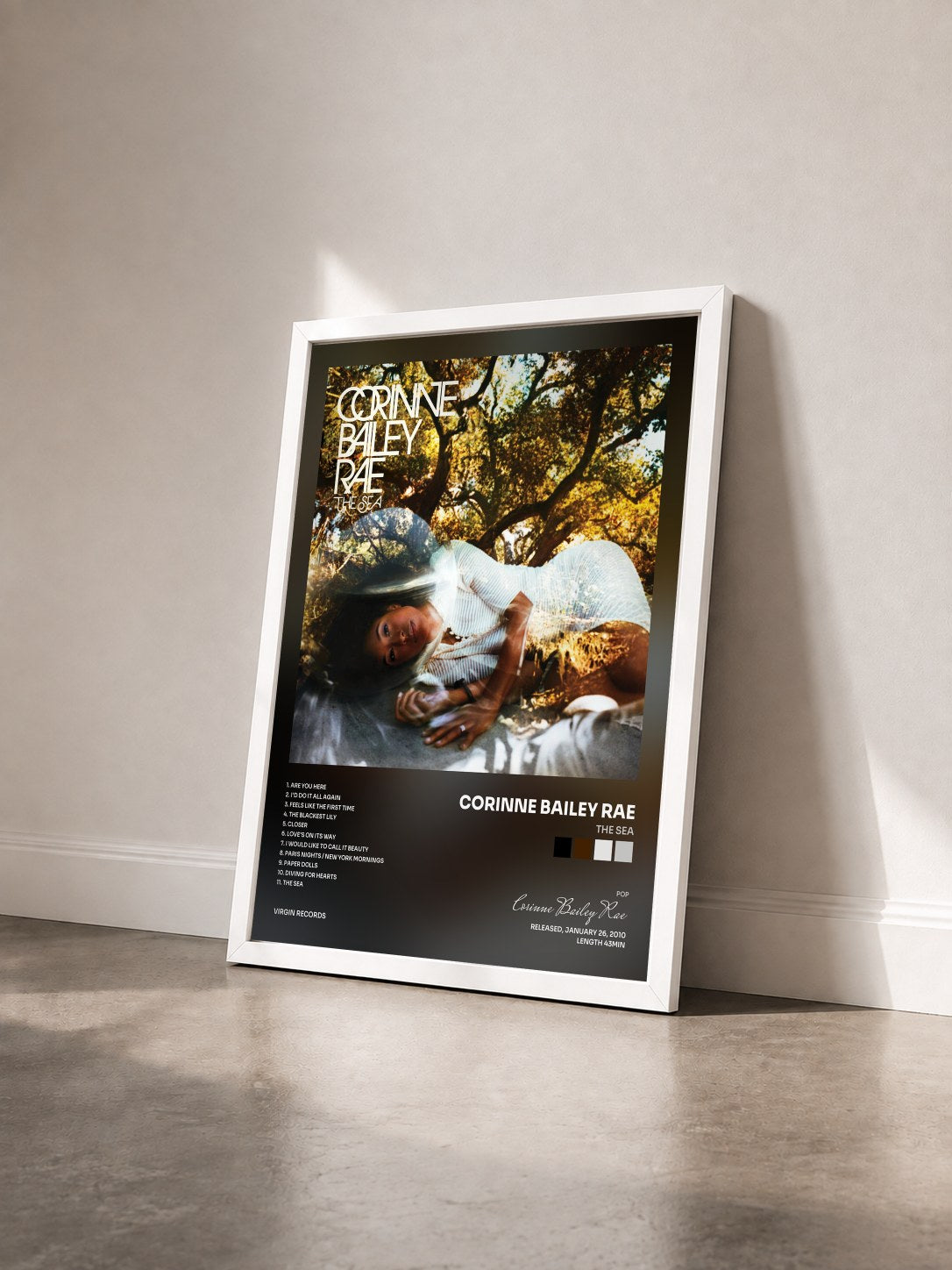 #blanc Tableau de l'album The Sea de Corinne Bailey Rae vu de trois quarts, cadre blanc