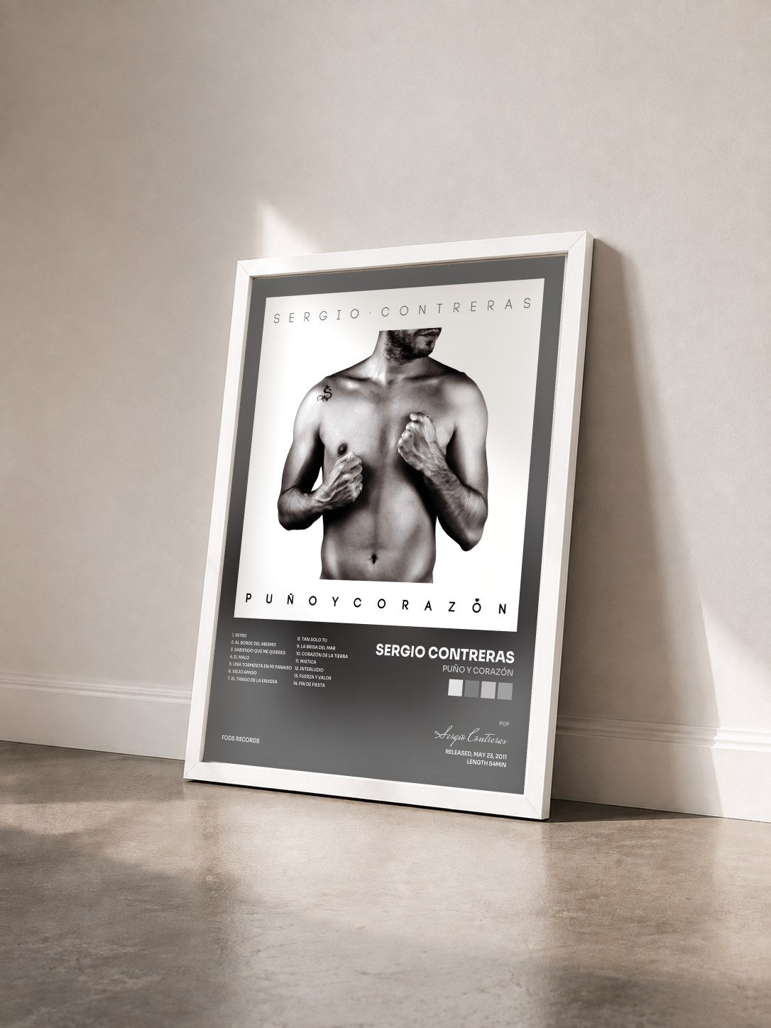 #blanc Tableau de l'album Puño y Corazón de Sergio Contreras vu de trois quarts, cadre blanc