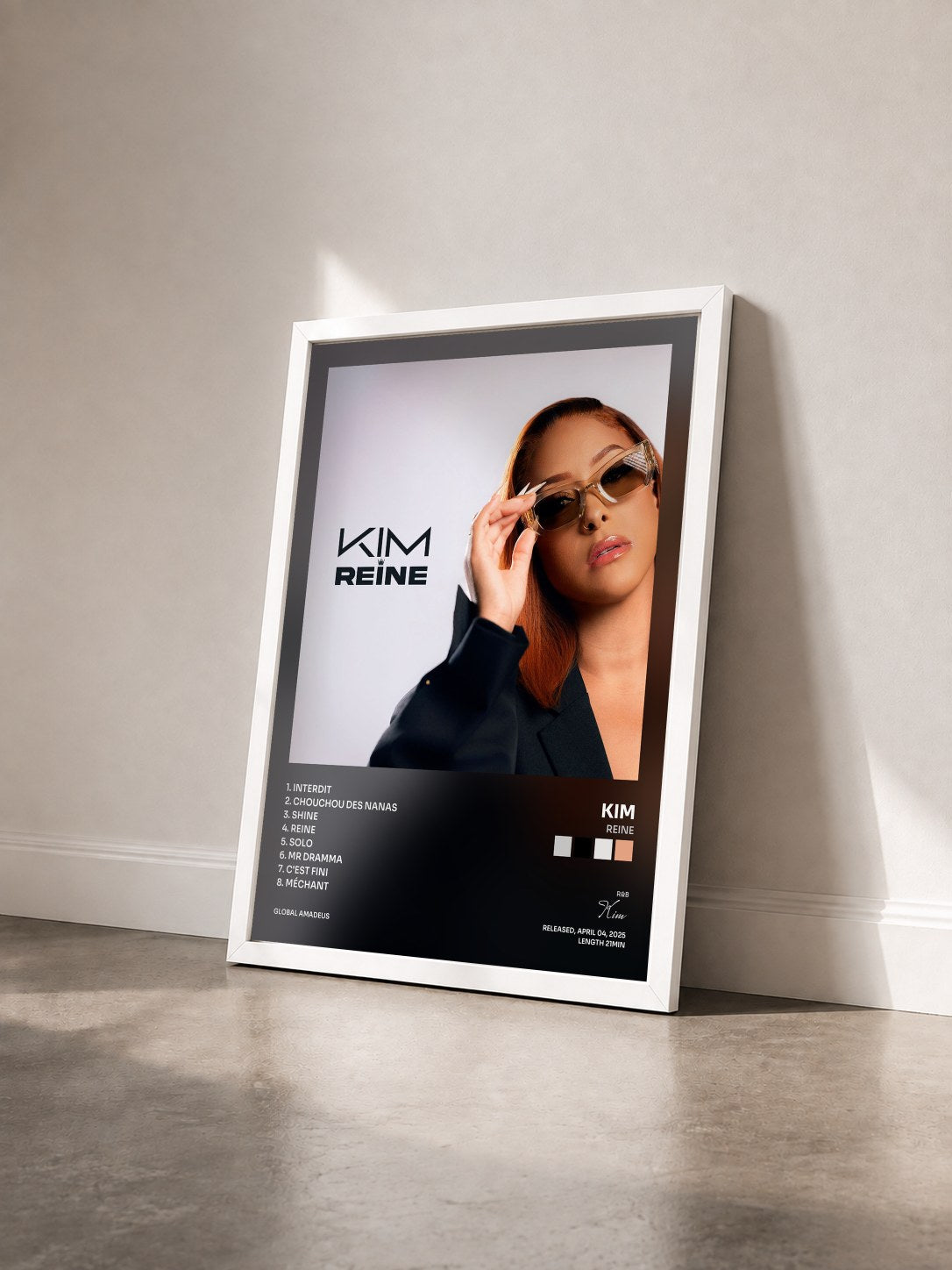 #blanc Tableau de l'album Reine de Kim vu de trois quarts, cadre blanc