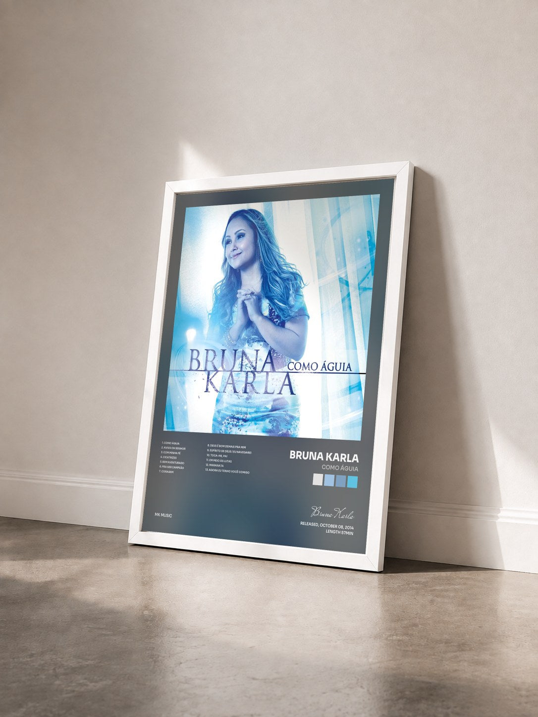 #blanc Tableau de l'album Como Águia de Bruna Karla vu de trois quarts, cadre blanc